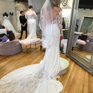 EnVogue Off white lace fingertip veil